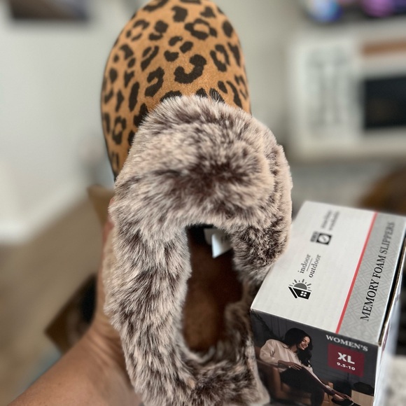 🐆 Isotoner Leopard Print Faux Fur Memory Foam Slippers - Picture 3 of 3